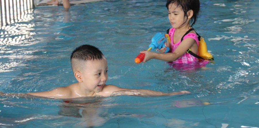 Hoạt động với nước tại bể bơi