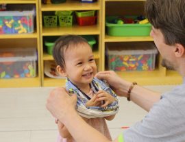 CÁCH DẠY BÉ TỰ MẶC ÁO QUẦN THEO ĐỘ TUỔI